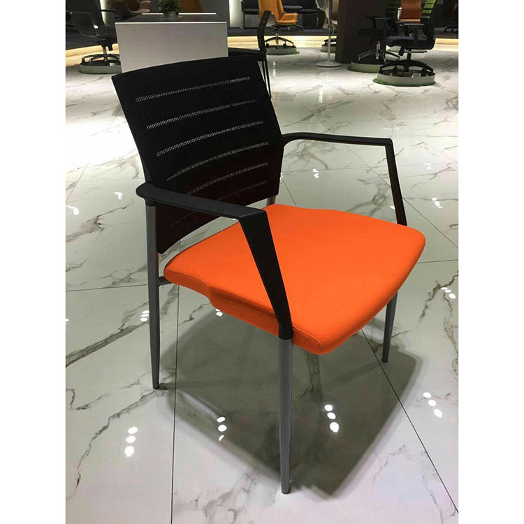 Штабелируемый черный порошковое покрытие металлический каркас тренировочный стул с пластиковой спинкой и поролоновой подушкой