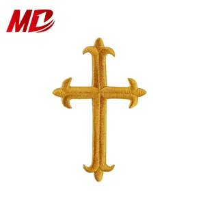 Fer à glands d'église, blanc et Maroon, caraco réversible avec croix brodée