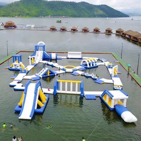 Campo de obstáculos flotante para agua inflable/juegos de parque acuático para complejo turístico