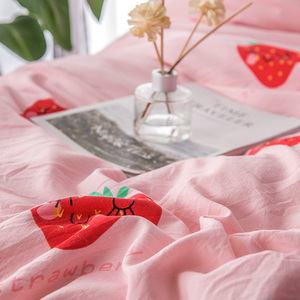Ensemble de literie de princesse fantaisie, style doux rose avec petit motif de fraises imprimé, ensemble de quatre pièces - Product Image 6