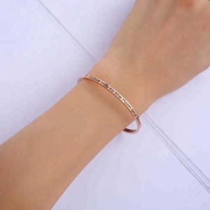 Brazalete de acero inoxidable liso de 4mm, pulsera inspiradora con mensaje grabado personalizado - Product Image 6