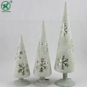 中间绿色玻璃圣诞树与雪花装饰品装饰玻璃圣诞树