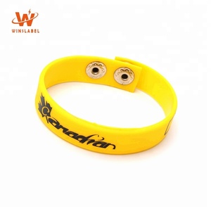 Cá nhân giá rẻ tùy chỉnh in thương hiệu dây đeo cổ tay quà Tặng lưu niệm Silicone Nhẫn trẻ em linh hoạt nút Vòng đeo tay cao su - Product Image 2