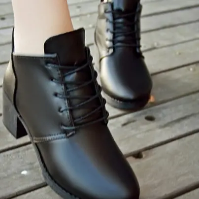 Новые красивые зимние модные водонепроницаемые элегантные кожаные женские ботинки на плоской подошве со шнуровкой