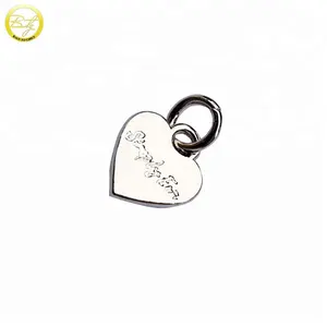 Colgante con logotipo grabado en forma de corazón personalizado, etiquetas pequeñas de metal para joyería