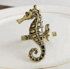 Anillo de servilleta de hipocampo de metal chapado en oro, anillos de servilleta de caballito de mar - Product Image 4