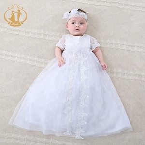 PRECIO DE ENVÍO NEGOCIABLE Vestido de Bautizo para Bebé con Encaje Bordado Floral y Botones de Perlas con Abertura en la Parte Delantera - Product Image 3