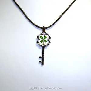 Charmed çözünürlüklü anahtar dört yapraklı yonca Shamrock cam kolye kolye hediyeler için kaliteli gümüş ve akrilik taş modeli