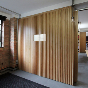 Panel de pared de Villa Similar al diseño de superficie de madera maciza revestimiento de pared interior de PVC