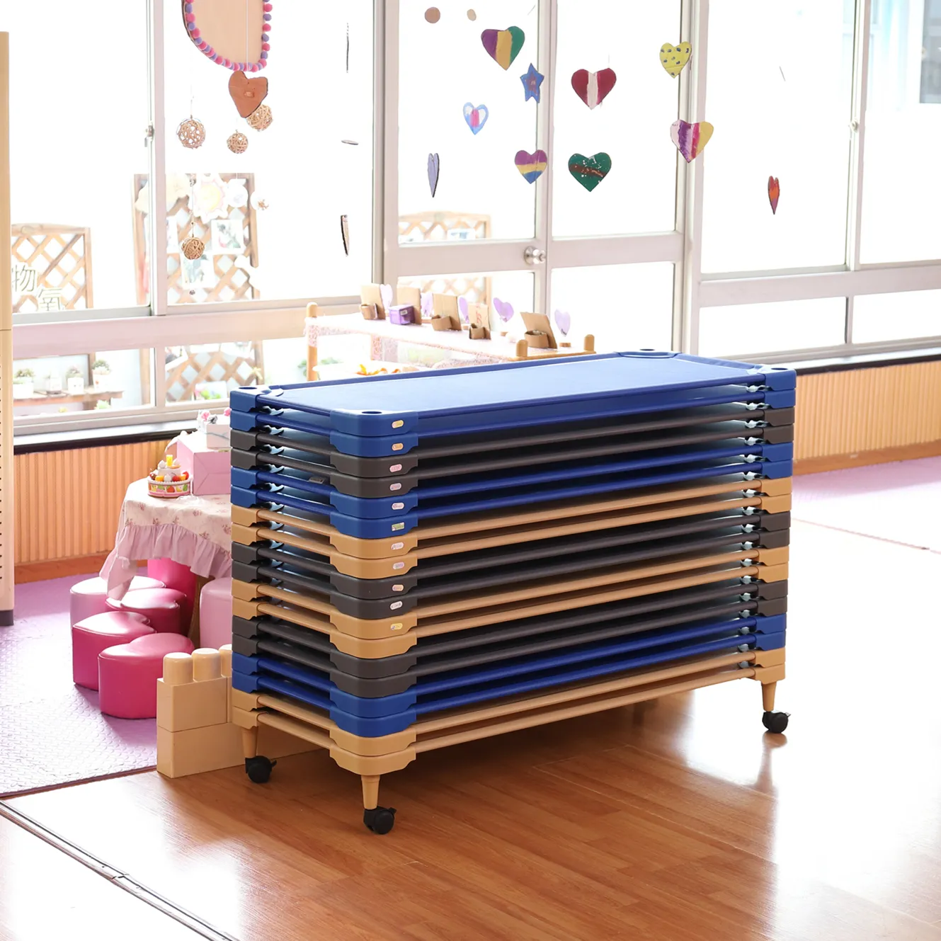 Fabriek Dutje Cot met Lakens Kleine Stalen frame kamer sets plastic stapelbaar daycare cot