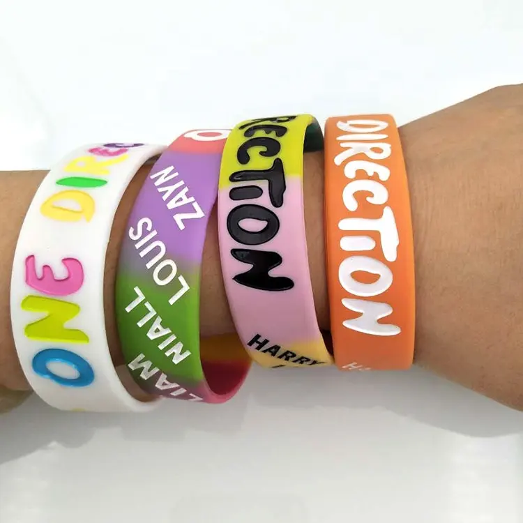 Cadeau publicitaire Personnalisé OEM Une Direction Silicone 3/4 Pouces Deboss Couleur Remplir Main Bracelets Pas Cher Bracelet En Silicone