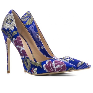 Scarpe eleganti da donna in stile cinese all'ingrosso ricamo in raso Plus Size <span class=keywords><strong>44</strong></span> tacchi alti personalizza pompe Stiletto da donna - Product Image 1