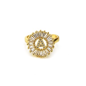 Cobre Iced Out Diamonds 26 Mayúsculas Baguette Zircon Anillo inicial de moda - Product Image 2