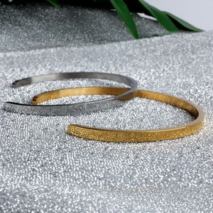 Bracciale Unisex in Acciaio Inossidabile, Bracciale Rigido Aperto in Acciaio Dorato - Product Image 6