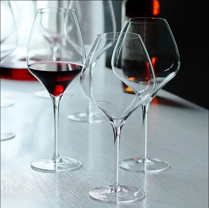 ขายส่งแก้วไวน์และแว่นแชมเปญแก้วแก้ว Burgundy Goblet คริสตัลไร้สารตะกั่วที่กําหนดเอง OEM แก้วน้ําใสสต็อก