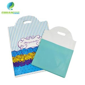 Yiwu fábrica OEM encantadora pequeña no transparente impreso patrón LACE Caño plástico asa troquelada Compras/bolsas de regalo - Product Image 4