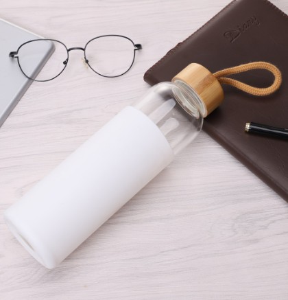 Glass sport bottle,heat resistant drinking glass bottle with wooden lid and siliscone sleeve