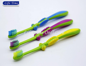 2019 gros mignon mante forme poignée 3 + ans enfant brosse à dents de marque privée FDA banbini cepillo - Product Image 6