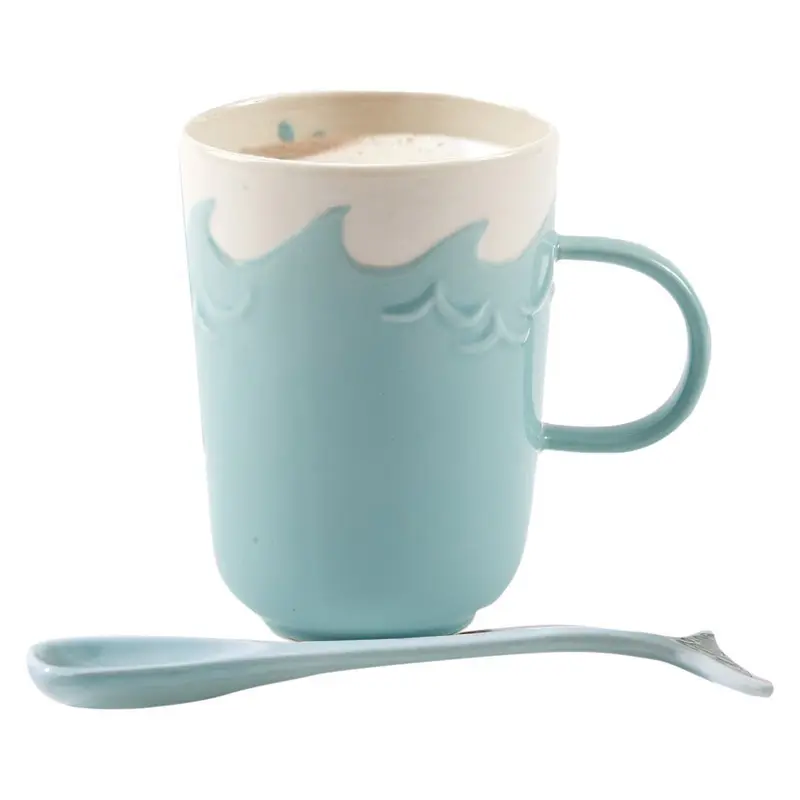 우유 & 커피 & 차 대양 바다 찻잔 돌고래를 위한 숟가락을 가진 손으로 만든 세라믹 컵