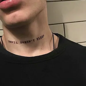 Adesivi per tatuaggi temporanei impermeabili, il diavolo nero non dorme, lettere inglesi, design accattivante, strumenti per il trucco artistico del corpo - Product Image 1