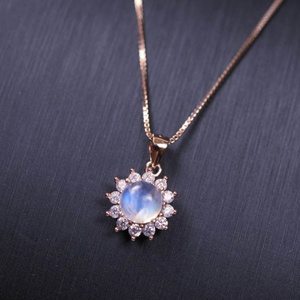 <span class=keywords><strong>Collana</strong></span> con <span class=keywords><strong>Pietra</strong></span> di Luna, <span class=keywords><strong>Collana</strong></span> in Oro Rosa, Gioiello con Piccolo Pendente di <span class=keywords><strong>Pietra</strong></span> di Luna - Product Image 1