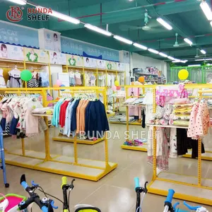 Estantes de exhibición de diseño interior de ropa de bebé, tienda de ropa para niños, estantes