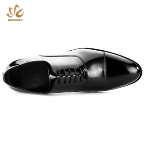 Nero lucido in pelle <span class=keywords><strong>elegante</strong></span> da <span class=keywords><strong>uomo</strong></span> scarpe da sposa scarpe da <span class=keywords><strong>uomo</strong></span> di alta qualità in vera pelle EVA scarpe invernali per gli uomini in gomma - Product Image 4