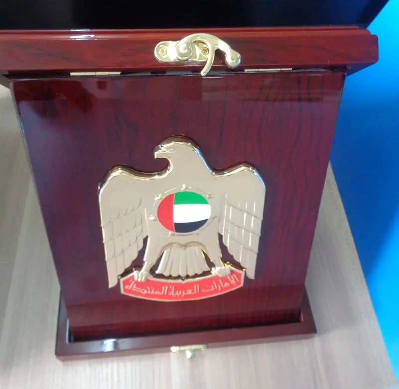HOT KOOP! hoge Kwaliteit VAE Nationale Dag Falcon Display Trofee Houten Box-Uitvouwbaar