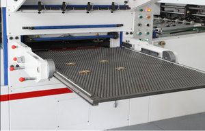 Máquina de troquelado automático para caja de cigarrillos, prensa de estampado en caliente, corte de papel de aluminio, plegado de Kiss - Product Image 4