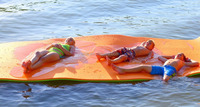 Tapis de fête flottant en fibre de verre et PE de luxe Installation d'amusement aquatique gonflable