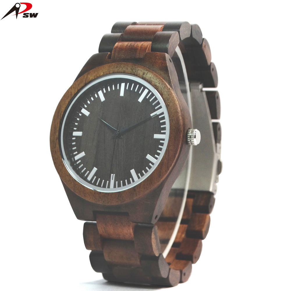 ไม้วอลนัทและรองเท้าแตะสีดำ