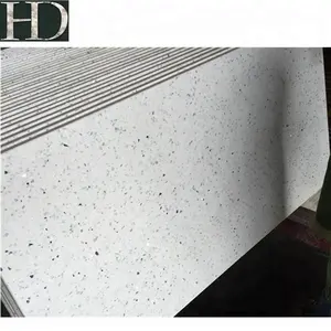 Graue Quarzplatte, geschnitten in ihrer Größe, künstlicher weißer Quarzstein für die Arbeitsplatte weiß und grau
