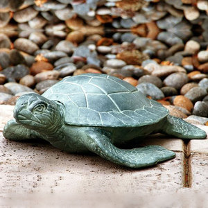 Sculpture de tortue en bronze animalière en métal antique sur rocher