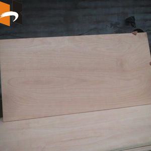 Comprar madera contrachapada de grado marino de Okoume flexible con bandas de pintura para barcos de 4mm - Product Image 3