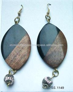 Boucles d'oreilles à la mode en résine et en bois fabriquées à la main pour la forme/le motif du numéro de fiançailles - Product Image 1