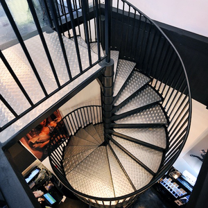 Indoor-Wendeltreppe nach amerikanischem Standard mit Edelstahl-Treppen geländer und Holz profil - Product Image 3