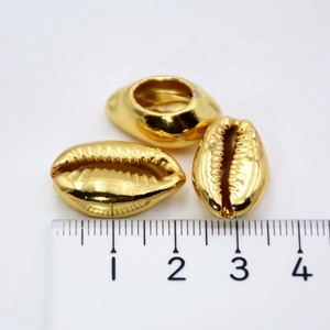Venta al por Mayor de Conchas Doradas Naturales, <span class=keywords><strong>Abalorios</strong></span> de Concha Marina, <span class=keywords><strong>Abalorios</strong></span> de Color Dorado, Conchas de Cauri <span class=keywords><strong>para</strong></span> la Fabricación de Joyas - Product Image 3