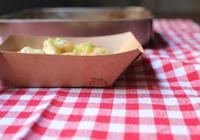 Kartonnen wegwerpverpakkingen voor hotdogs, friet, sushi en andere warme gerechten; fastfood-schaaltjes van kraftpapier.