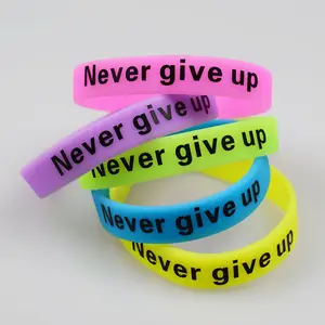 Gelang Silikon Neon Menyala Dalam Gelap Karet Elastisitas Gelang Olahraga Never Give Up Cetak Personalizzati Braccialetti