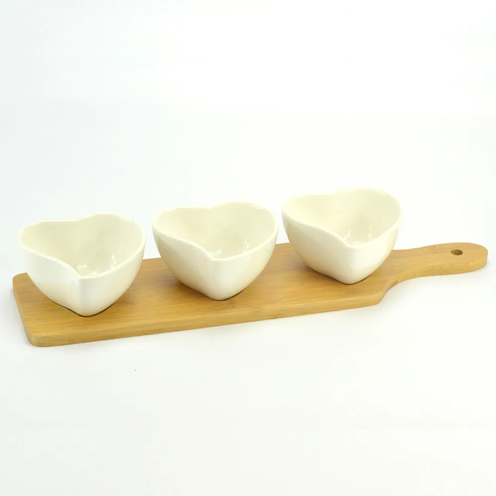 Wholesale 3pcs porcelain ceramic sauce heart shape dishes set with bamboo tray