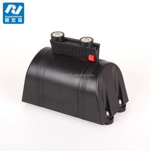 Prodotto per barriere stradali con cintura retrattile con montaggio a parete in plastica a scomparsa - Product Image 3