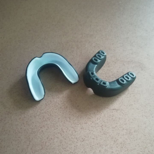 Venta caliente de doble capa Boxeo protector <span class=keywords><strong>bucal</strong></span> conveniente caja de almacenamiento incluida - Product Image 2