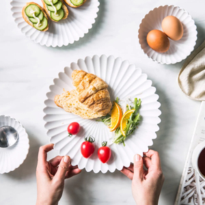 Assiette <span class=keywords><strong>en</strong></span> porcelaine blanche unie <span class=keywords><strong>en</strong></span> céramique de mariage <span class=keywords><strong>en</strong></span> forme de tournesol <span class=keywords><strong>en</strong></span> relief Offre Spéciale d'usine - Product Image 4