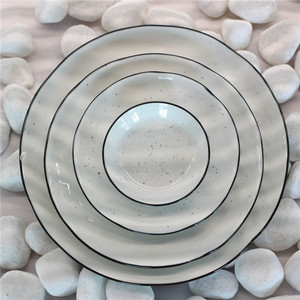 Plato de cerámica estilo nórdico con borde negro y esmalte moteado, perfecto para servir carne, pasta o ensalada, para uso en la cocina del hogar. - Product Image 2