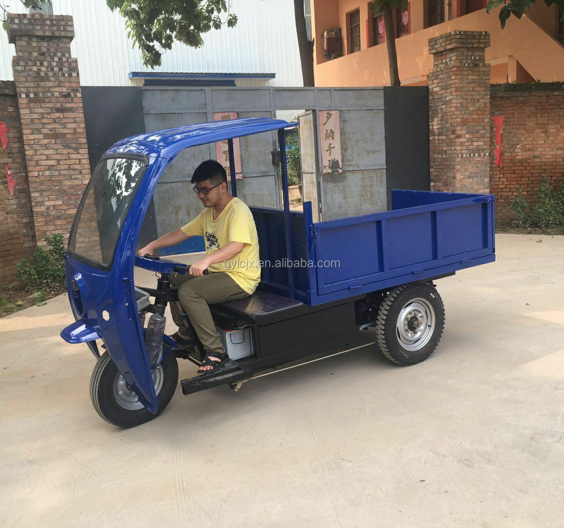 Трицикл грузовой Bajaj maxima