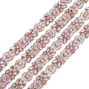 Gli accessori all'ingrosso della disposizione del cristallo di rocca di bling cucono sulla cinghia di cristallo bianca del <span class=keywords><strong>vestito</strong></span> da cerimonia nuziale di applique del corpetto della correzione a caldo <span class=keywords><strong>per</strong></span> il <span class=keywords><strong>vestito</strong></span> da sposa RH9 - Product Image 1