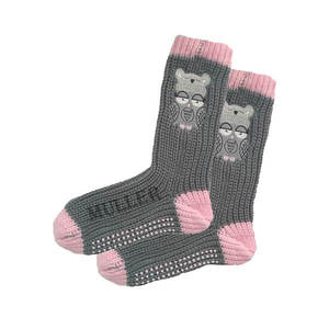 Vente en gros de chaussettes en tricot à imprimé animal-Chaussettes d'hiver antidérapantes pour femmes avec poignées en silicone, chaussettes floues à texture de pull OEM - Product Image 1