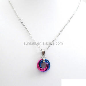 Collana con Ciondolo Bi Pride in Acciaio Inossidabile, <span class=keywords><strong>Nodo</strong></span> d'<span class=keywords><strong>Amore</strong></span> in Maglia Metallica, Gioielli Bisessuali - Product Image 3