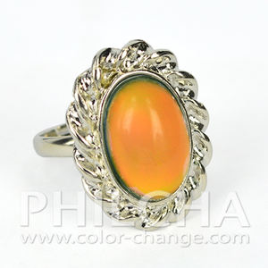 Bague élégante en pierre d'humeur changeante de couleur avec placage métallique pour femmes - Product Image 1