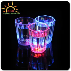 Supply parti clignotant verre à liqueur de Led en plastique verres de gros 2 oz glow tir verre Led clignotant tasse